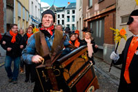 Binche festa de carnaval a Bèlgica Brussel·les. Música, ball, festa i vestits en Binche Carnaval. Esdeveniment cultural antiga i representativa de Valònia, Bèlgica. El carnaval de Binche és un esdeveniment que té lloc cada any a la ciutat belga de Binche durant el diumenge, dilluns i dimarts previs al Dimecres de Cendra. El carnaval és el més conegut dels diversos que té lloc a Bèlgica, a la vegada i s'ha proclamat, com a Obra Mestra del Patrimoni Oral i Immaterial de la Humanitat declarat per la UNESCO. La seva història es remunta a aproximadament el segle 14.